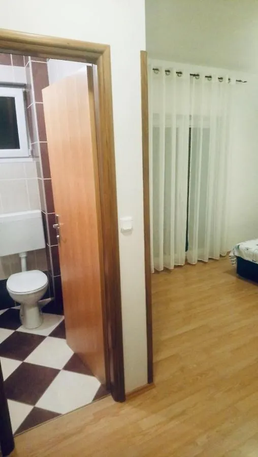 Apartmani Niko 1 Radovin 0*,